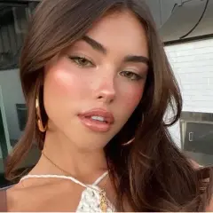Una joven con maquillajes naturales, resaltando sus pecas y labios jugosos.