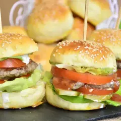 Mini burgery na zimno, idealne na przyjęcie. Soczyste mięso, świeże warzywa i puszne bułeczki z sezamem.