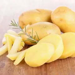 Ziemniaki pokrojone w słupki i plastry, gotowe do smażenia. Oto jak pokroić ziemniaki na frytki, by były idealne.