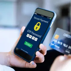 Mano sostiene un teléfono con pantalla de pago seguro y código OTP, junto a una tarjeta de crédito. El **sms certificado** confirma la transacción.