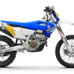 Husqvarna 350 dane techniczne: biało-niebieski motocykl crossowy z żółtymi akcentami, gotowy na terenowe wyzwania.