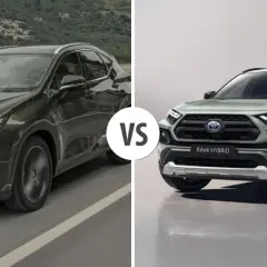 Dwa SUV-y: ciemnozielony Lexus NX i jasnozielony Toyota RAV4 Hybrid, z napisem "VS" pośrodku.
