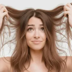 Mujer con pelo rebelde y encrespado, mostrando que es el frizz del pelo.