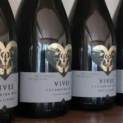 Bottiglie di Vives Passerina Brut, un vino fermo o frizzante, con etichetta a forma di cuore con teschio dorato.