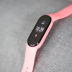 Czy Mi Band 6 ma aparat? Jak włączyć i korzystać z funkcji fotograficznych
