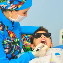 Kiedy z dzieckiem do dentysty? Kluczowe informacje dla rodziców
