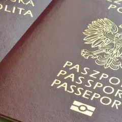 Dwa polskie paszporty z orłem w koronie. Przygotowania do podróży do Tajlandii, w tym szczepienia, są kluczowe.