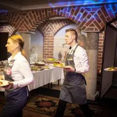 Strój na kolację w hotelu? Uniknij faux pas! Porady eksperta