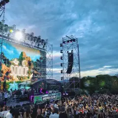 Un grande pubblico balla sotto un cielo nuvoloso, mentre sul palco del **Space Ibiza chiuso** risplende il nome di Andrea Oliva.
