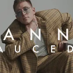 Danny Saucedo i hans ursprung, klädd i en rutig kostym och med glasögon.