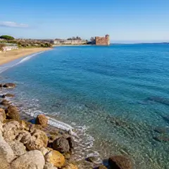 Der Santa Marinella Strand mit seinem klaren Wasser und dem alten Turm im Hintergrund lädt zum Träumen ein.