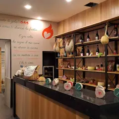 Jamm ja, come si scrive l'amore in cucina? Tra salumi, formaggi e bottiglie di vino, un cuore di fuoco e tante parole che raccontano la passione per il cibo.