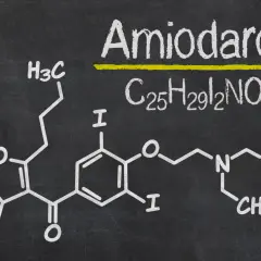 Chemische Struktur von Amiodaron mit Summenformel C25H29I2NO3. Mögliche amiodaron nebenwirkungen sind ein wichtiges Thema bei der Anwendung.