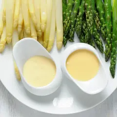 Spargel mit selbstgemachter Hollandaise. Ein Klassiker, der immer schmeckt.