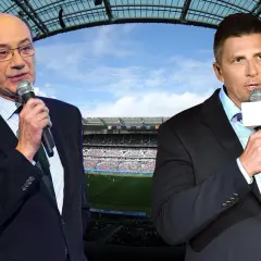 Dwóch znanych komentatorów piłki nożnej z mikrofonami na tle stadionu.