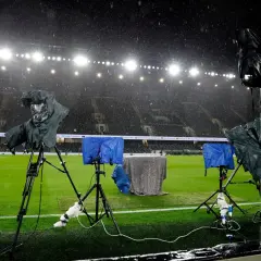 Deszcz na stadionie, kamery gotowe do transmisji Viaplay Polska.