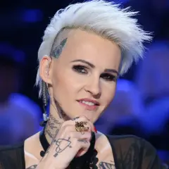 Agnieszka Chylińska, znana z odważnego wizerunku, z charakterystyczną fryzurą i tatuażami. Jej wiek nie przeszkadza jej w byciu ikoną.