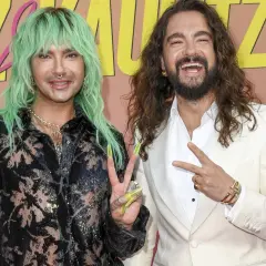 Bill und Tom Kaulitz, Stars von "Kaulitz und Kaulitz Staffel 3", posieren gut gelaunt für die Kameras.