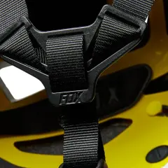 Wnętrze żółtego kasku rowerowego z systemem MIPS. Widoczne czarne paski mocujące z logo FOX.
