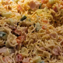 Pyszna sałatka z zupek chińskich z szynką, ogórkiem i pomidorem, polana kremowym sosem.