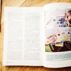 Dzieci malują wodą, ćwicząc kaligrafię. Metoda Montessori wspiera równowagę między potrzebami dziecka a rodzica, ucząc cierpliwości i uważności.