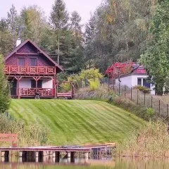 Piękny dom nad jeziorem sprzedam. Drewniany domek z werandą, pomostem i zadbanym trawnikiem. Idealne miejsce na wypoczynek.