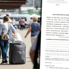 Osoby z bagażami czekają na dworcu, wnioskując o bon na zasiedlenie.