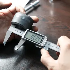 Precyzyjne pomiary: jak mierzyć suwmiarką cyfrową element o średnicy 30,39 mm.