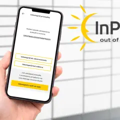 Dłoń trzyma smartfon z aplikacją InPost. Na ekranie opcje udostępniania przesyłki, np. "Udostępnij z apki do apki".