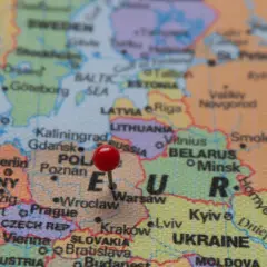 Czerwona pinezka na mapie Europy wskazuje Warszawę. Odległość z Polski do Szwecji w linii prostej jest niewielka, widać Bałtyk.