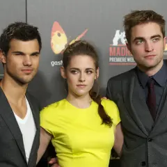 Trójka aktorów z sagi Zmierzch: Taylor Lautner, Kristen Stewart i Robert Pattinson, pozuje do zdjęcia.
