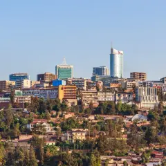 Widok na wzgórza Kigali, stolicę Ruandy, z nowoczesnymi budynkami i zielenią.