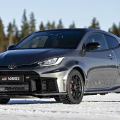 Toyota Yaris GR w ciemnoszarym kolorze lakieru, gotowa na zimowe wyzwania na śniegu.