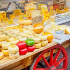 Kolorowe sery na wozie, żółte tabliczki z cenami. Ceny w Holandii bywają różne, ale ten widok zachęca do zakupu!