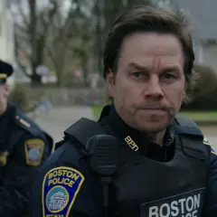 Mark Wahlberg som polis i Patriots Day, med en kollega i bakgrunden.
