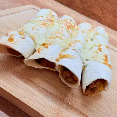 Chrupiąca tortilla z airfryer, wypełniona farszem i zapieczona z ciągnącym się serem. Idealna przekąska!