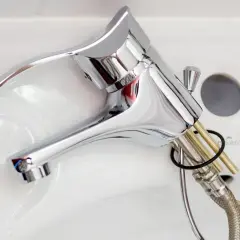 Kran w umywalce cieknie? Wymień go sam i oszczędź na hydrauliku!