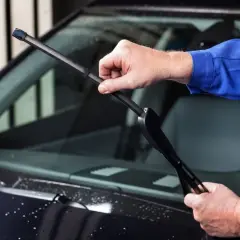Wymiana wycieraczek w Oplu Astra H. Sprawdzanie rozmiaru piór wycieraczek przed montażem.