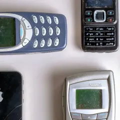 Ewolucja telefonów: od klasycznej Nokii, przez pierwszy telefon dotykowy, po smartfony.