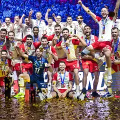 Radosna drużyna siatkarzy świętuje, kiedy Polska była mistrzem świata w siatkówce. Konfetti i maskotka orła dopełniają scenę triumfu.