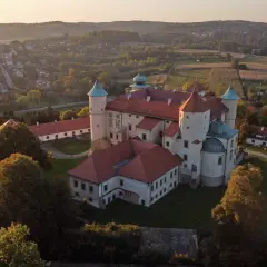Zamek w Wiśniczu zachwyca podczas zwiedzania. Malowniczy krajobraz otacza zabytkowe mury i wieże.