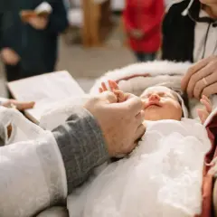 Jak wygląda roczek w kościele? Ceremonia, tradycje i ubrania