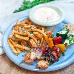 Läckra grillspett med kyckling, grönsaker och pommes frites. Ett perfekt grillspett recept för sommaren!
