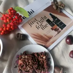 Jesienna kawa z ciastem i broszurą o kosmetykach mihi. Odkryj 7 nowych produktów tej marki.