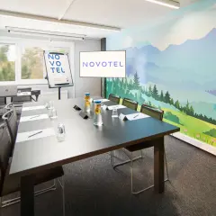 Nowoczesna sala konferencyjna Novotel, idealna na spotkania w formie study 3. Ściana z malowniczym krajobrazem górskim.
