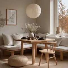 Gemütliche Essplatz Ideen für wenig Platz: Eckbank mit Holztisch, Kissen und Beistellhocker schaffen eine einladende Atmosphäre.