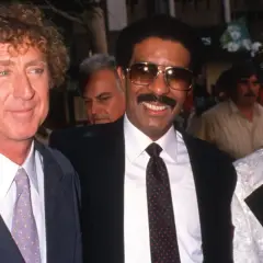 Gene Wilder, Richard Pryor och en kvinna ler mot kameran.