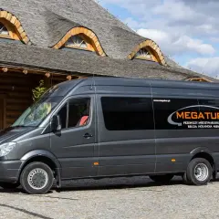 Szary bus firmy Megatur, gotowy na podróż do Holandii. Przewozy międzynarodowe do Belgii, Holandii i Niemiec.