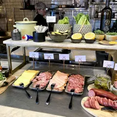 En härlig hotel frantz frukostbuffé med charkuterier, ost, grönsaker och pålägg.