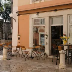 Leere Tische vor dem "Intermezzo Bistro & Caffe" laden zum Verweilen ein. Ein schöner Ort für ein kleines Intermezzo in Gaildorf.